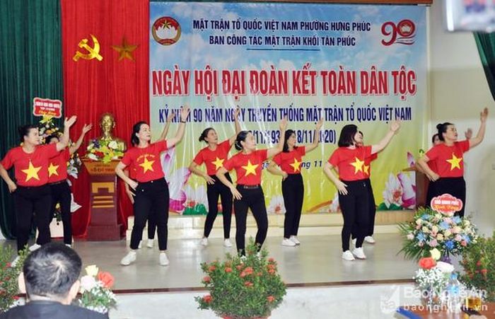 Chương trình văn nghệ sôi nổi của bà con khối Tân Phúc trong Ngày hội Đại đoàn kết toàn dân tộc. Ảnh: Công Kiên