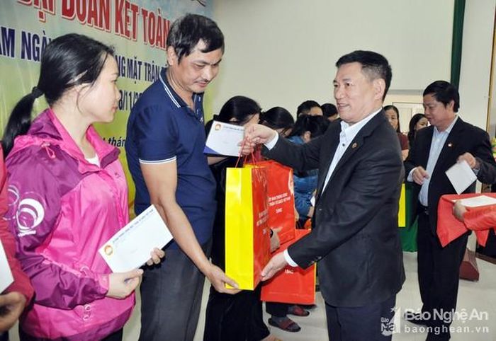 Đồng chí Hồ Đức Phớc và đồng chí Vũ Dương Châu trao tặng quà cho các gia đình khó khăn ở khối Tân Phúc, phường Hưng Phúc (thành phố Vinh). Ảnh: Công Kiên