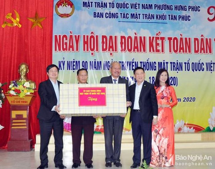 Đồng chí Hồ Đức Phớc và đồng chí Vũ Dương Châu tặng quà cán bộ và nhân dân khối Tân Phúc, phường Hưng Phúc (thành phố Vinh). Ảnh: Công Kiên