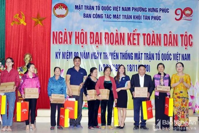 Đại diện Ủy ban MTTQ tỉnh trao quà cho các hộ gia đình khó khăn ở khối Tân Phúc, phường Hưng Phúc (thành phố Vinh). Ảnh: Công Kiên