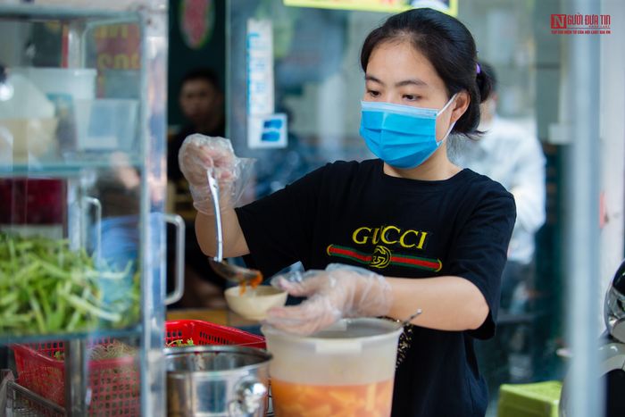 “Tôi là người gốc phố cổ, hàng chục năm nay may mắn được thưởng thức nhiều món ngon Hà thành và đặc biệt yêu thích bún cá. Ăn nhiều nên thành ra khó tính, tôi mang sự khó tính đấy vào món ăn của mình để nó đạt được hơi vị thơm ngon nhất” – Chị Thu Trang tâm huyết chia sẻ.