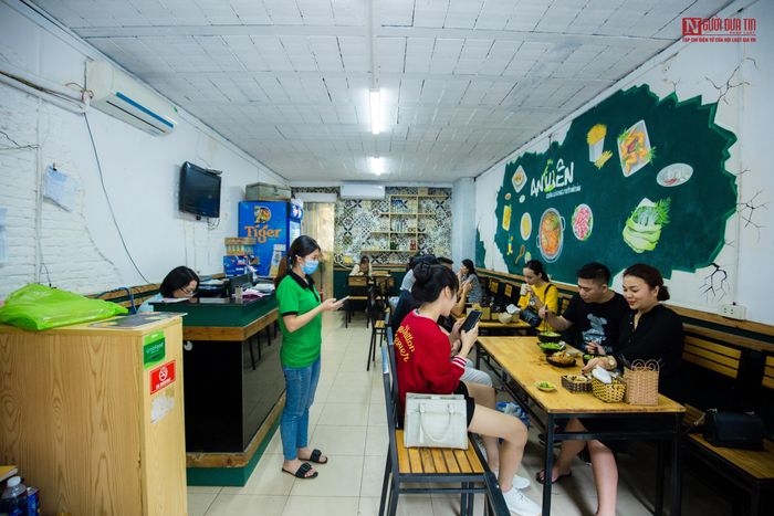 Mỗi ngày quán tiêu thụ được từ 300 – 400 bát bún cá, có ngày cao điểm lên tới khoảng 500 bát.