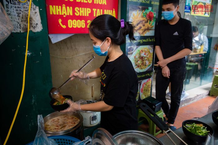 Quán bún cá nằm ở vị trí đắc địa ở phố cổ đoạn Bát Đàn giao với Phùng Hưng, ở đây tập trung nhiều nhân viên văn phòng, tiểu thương kinh doanh nhỏ lẻ và cả những người Hà Nội gốc, nên khách hàng vô cùng phong phú.
