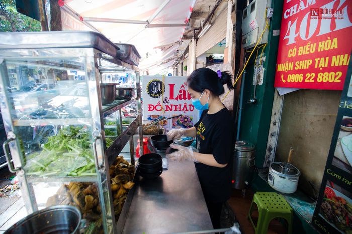 Bên cạnh món bún chan truyền thống là món ăn chủ đạo, chị Trang bổ sung vào thực đơn món mới bằng cách đơn giản là cá rô được chiên giòn rồi để riêng ra đĩa, ăn kèm với một bát nước chấm chuẩn vị và bún cùng nước dùng.
