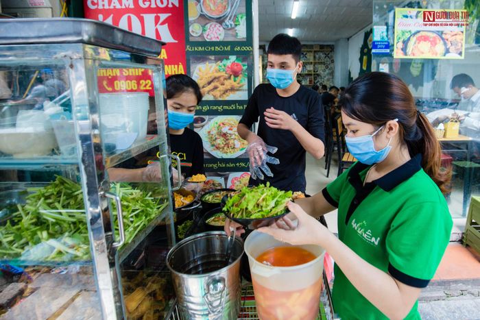 Theo chị Trang, bún cá ngon thì cá phải tươi, không có mùi tanh, cá rán đảm bảo để cá luôn nóng, bên ngoài giòn bên trong mềm và ngọt thịt, không dai không bở. Ngoài ra, yếu tố nước dùng cũng đóng vai trò quan trọng làm sao phải nêm nếm vừa miệng với mặt bằng chung thực khác, đây là một trong những “bí quyết gia truyền” của quán chị Trang.