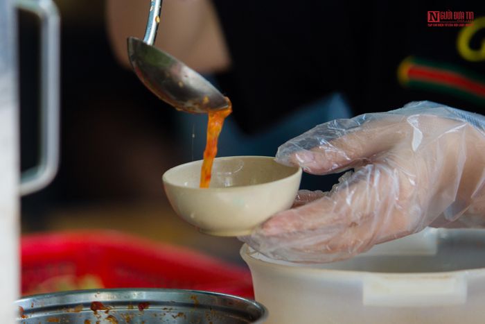 Mắm được dùng để làm nước chấm là mắn cốt Phú Quốc, được pha với công thức riêng tạo thành “thương hiệu độc quyền” của quán.