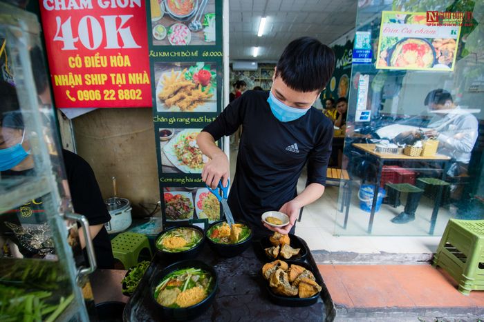 Mỗi ngày quán tiêu thụ được từ 300 – 400 bát bún cá, đặc biệt đông đúc vào những ngày trong tuần.