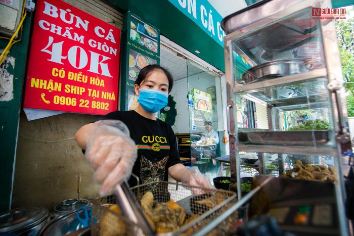 Chị Vũ Thu Trang (Hà Nội) cho biết: “Nhà mình phục vụ tối đa được 150 khách/lượt nhưng thường các buổi trưa trong tuần khách đông quá tải nên nhiều người phải xếp hàng đợi nhân viên xếp chỗ”.