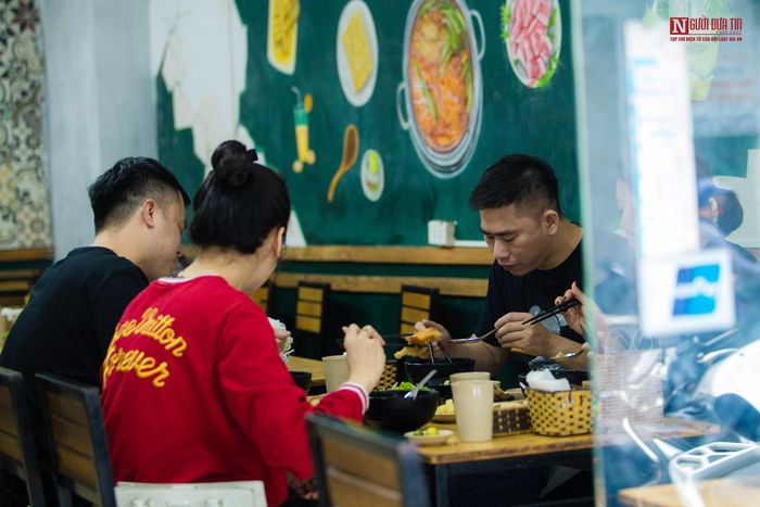 Các buổi trưa trong tuần khách đông quá tải nên nhiều người phải xếp hàng đợi nhân viên xếp chỗ.