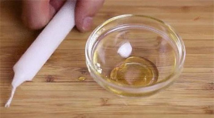 Dùng nến để phân biệt mật ong.