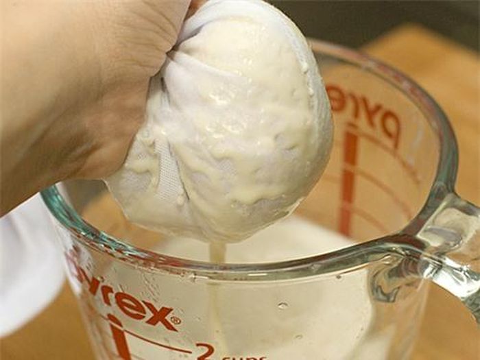 Lọc hỗn hợp xay lấy phần sữa đậu nành.