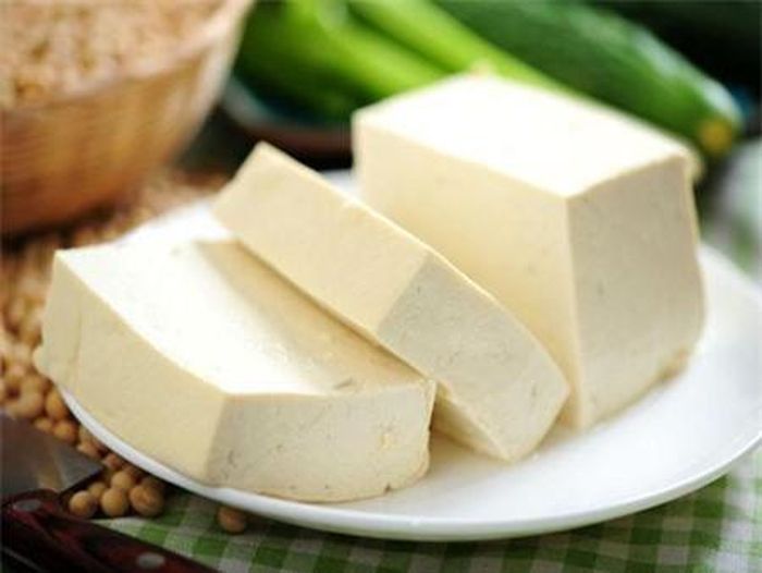 Dựa vào mùi vị là một trong những cách phân biệt đậu phụ có thạch cao và đậu phụ sạch đơn giản nhất. Ảnh minh họa