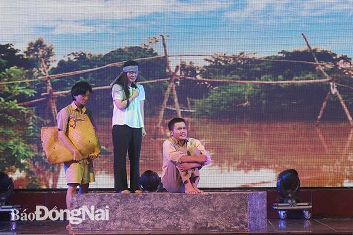 Kịch ngắn Tình cha do sinh viên Trường đại học Sân khấu điện ảnh TP.HCM biểu diễn