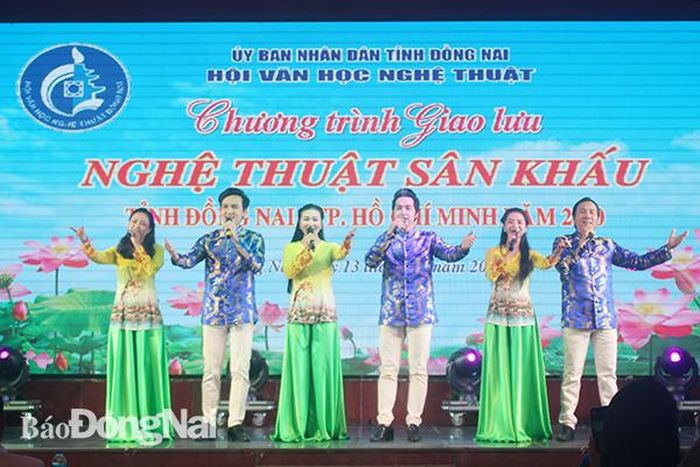 Tiết mục Liên khúc dòng sông quê hương do Nhà hát Nghệ thuật Đồng Nai biểu diễn