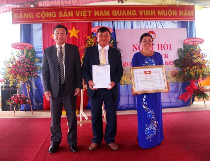 Đồng chí Bùi Thắng – Ủy viên BTV Tỉnh ủy, Trưởng Ban Tuyên giáo Tỉnh ủy Lâm Đồng trao Bằng công nhận “Khu dân cư kiểu mẫu” cho cán bộ cho cán bộ và Nhân dân Thôn Đăng Rách