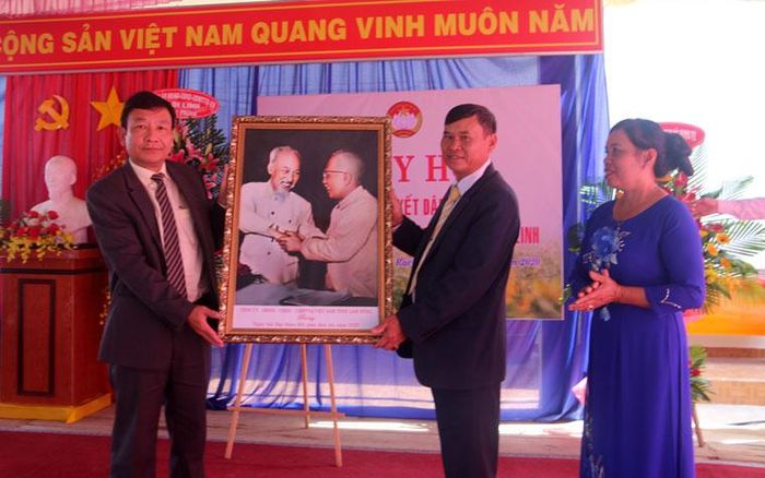 Đồng chí Bùi Thắng –Ủy viên BTV Tỉnh ủy, Trưởng Ban Tuyên giáo Tỉnh ủy Lâm Đồng trao tặng ảnh Bác Hồ với Bác Tôn cho cán bộ và Nhân dân Thôn Đăng Rách