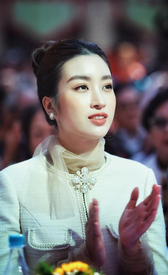 Hoa hậu Đỗ Mỹ Linh, cựu học sinh THPT Việt Đức cũng có mặt trong buổi lễ hôm nay. 