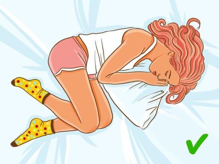 Giảm nóng trong người: Mang tất vào ban đêm có thể giúp ngăn ngừa các "cơn bốc hỏa", đặc biệt là ở phụ nữ mãn kinh, vì nhiệt độ cơ thể được hạ thấp do tuần hoàn được cải thiện.