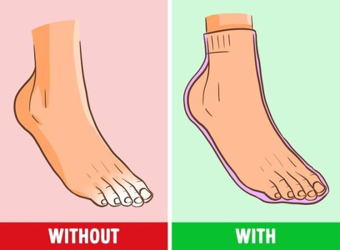 Phòng tránh bệnh Raynaud (rối loạn vận mạch ở tay, chân): Bệnh Raynaud xảy ra do máu không thể lưu thông bình thường khi bạn căng thẳng, điều đó khiến bàn tay và bàn chân trở nên lạnh hơn. Triệu chứng này có thể gây ra tê liệt cơ thể hoặc đau đột ngột, chuột rút, thậm chí dẫn đến lở loét và hoại tử mô. Vì thế, mang tất khi đi ngủ giúp điều tiết nhiệt độ cơ thể, giảm cảm giác tê ở bàn chân, giữ ấm và làm giảm cơ hội tấn công của bệnh Raynaud.