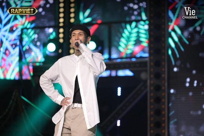  Trong suốt hành trình tham gia Rap Việt, Dế Choắt là một trong những thí sinh có sự trải nghiệm với nhiều phong cách khác nhau. Ở vòng đầu tiên, anh xuất hiện cùng hình ảnh giản dị với cách diện áo sơ mi cổ trụ và quần kaki, tạo điểm nhấn bằng việc để hở nút áo. Ảnh: Rap Việt. 