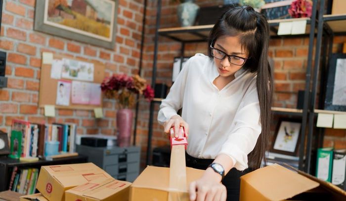 Các daigou vẫn bận rộn và iếm được tiền, ngay cả khi không được xuất cảnh. Ảnh: CGTN. 