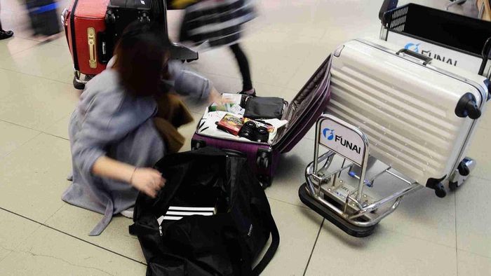  Những người buôn hàng xách tay Trung Quốc chuyển sang thị trường nội địa trong mùa dịch. Ảnh: CGTN. 