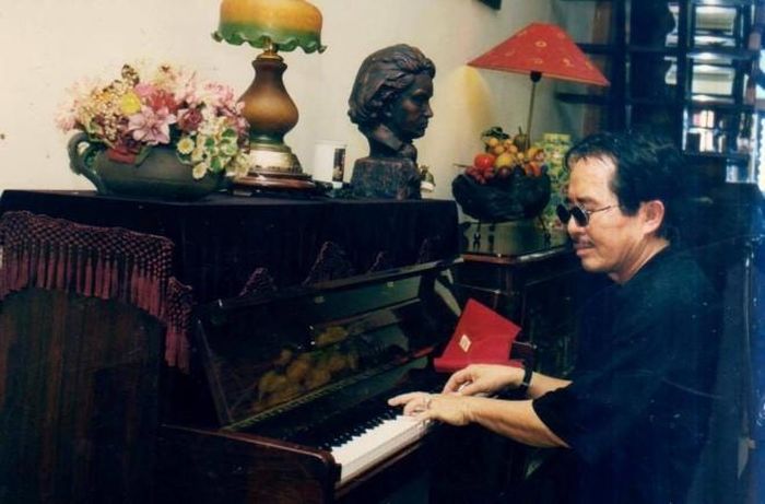 Nhạc sĩ Vũ Xuân Hùng bên đàn piano