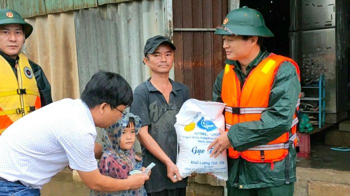 Đại diện Báo SGGP trao quà hỗ trợ người dân bị thiệt hại do bão lũ tại Thừa Thiên - Huế. Ảnh: VÕ TIẾN
