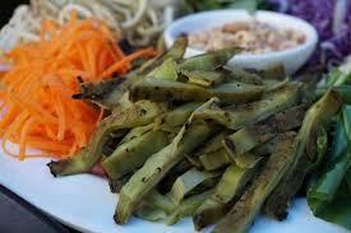 Trộn cùng giá đỗ, cà rốt và rau thơm, lạc rang. Cà rốt nạo sợi vừa đủ ăn. Giá rửa sạch. Bóp phần quao và cà rốt trước cùng các gia vị bột canh, mì chính, nước mắm tỏi băm và ớt, đường tùy theo khẩu vị. Cho nước cốt chanh vào đảo đều, cho phần giá đỗ sau cùng. Khi gần ăn cho thêm 1 ít cọng húng quế sẽ làm món nộm thêm thơm và tất nhiên không thể thiếu lạc rang.