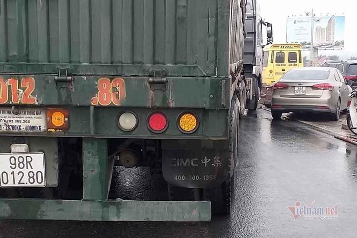Xe container vẫn đang chờ khắc phục sự cố