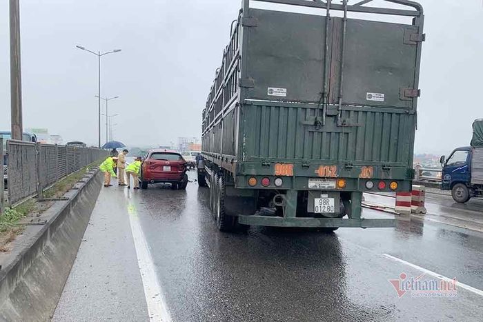 Lực lượng CSGT Đội 14 có mặt làm nhiệm vụ tại hiện trường sau vụ va chạm