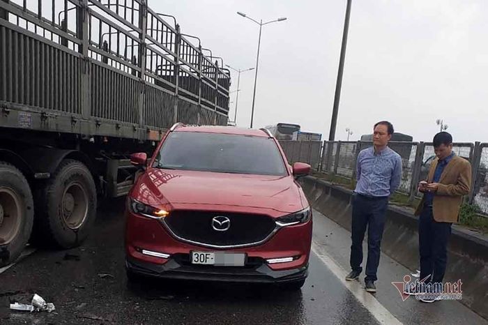 Xe Mazda trước lúc được lực lượng cứu hộ cẩu đi khỏi hiện trường