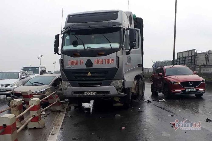 Vụ va chạm khiến giao thông qua cầu bị ùn tắc