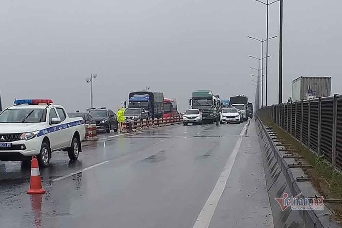 Các phương tiện qua cầu Thanh Trì di chuyển chậm dưới sự điều tiết của lực lượng CSGT