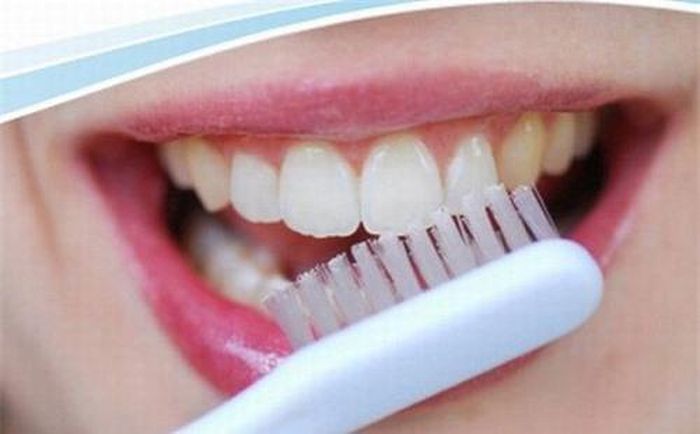 Điều quan trọng nhất là phải vệ sinh răng miệng thật tốt. Ảnh minh họa