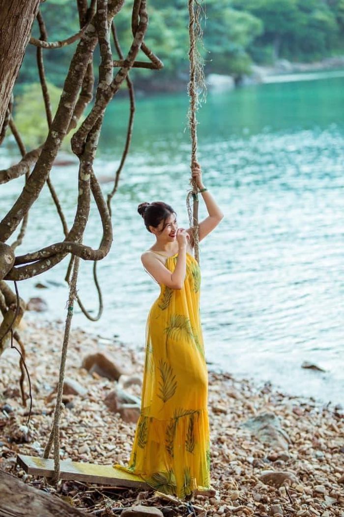 Kim Thư khoe lưng trần gợi cảm, nhan sắc xinh đẹp khi đi du lịch ở Côn Đảo.
