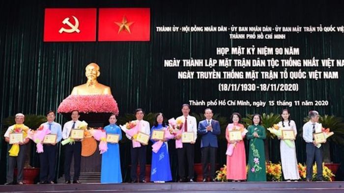 Bí thư Thành ủy TP.HCM Nguyễn Văn Nên và Chủ tịch HĐND TP.HCM Nguyễn Thị Lệ trao kỷ niệm chương "Vì sự nghiệp đại đoàn kết dân tộc". (Ảnh: Việt Dũng/Sài Gòn Giải Phóng)