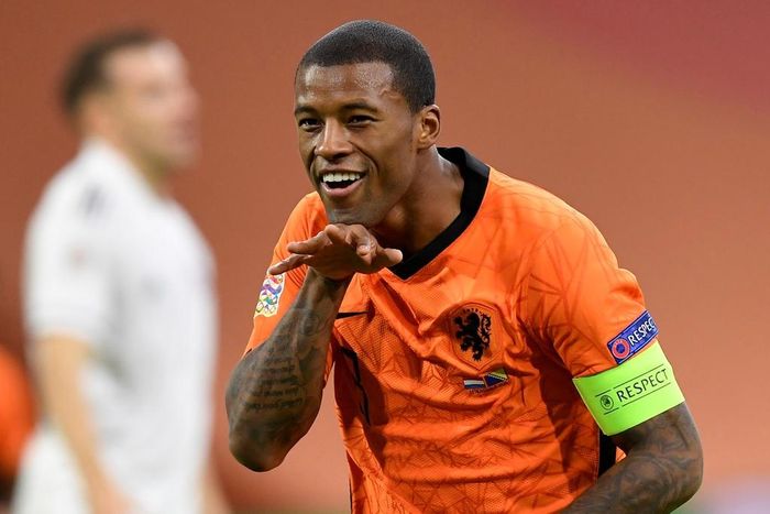 Phút thứ 6, xuất phát từ đường chuyền của Memphis Depay trước vùng cấm Bosnia và Herzegovina, Denzel Dumfries xâm nhập vùng cấm từ cánh phải trước khi tung đường căng ngang để Georginio Wijnaldum đệm bóng cận thành mở tỷ số. Tiền vệ khoác áo Liverpool là người đeo băng đội trưởng ở trận đấu này.