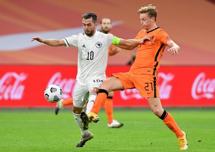 Băng thủ quân của Bosnia và Herzegovina được trao cho Miralem Pjanic. Anh là ngôi sao số một và sắm vai thủ lĩnh của đội trong bối cảnh Edin Dzeko vắng mặt. Pjanic thường xuyên đối đầu với Frenkie de Jong, đồng đội của anh tại Barca, ở khu vực giữa sân.