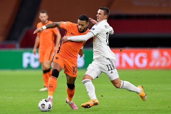 Tiền đạo khoác áo Lyon thi đấu năng nổ ở cánh trái của tuyển Hà Lan. Depay đang là mục tiêu chuyển nhượng số một của Barca sau khi đội chủ sân Camp Nou không thể chiêu mộ anh ở kỳ chuyển nhượng hè 2020. HLV Koeman muốn có sự phục vụ của cậu học trò cũ khi Ansu Fati dính chấn thương đầu gối và phải nghỉ thi đấu 4 tháng.