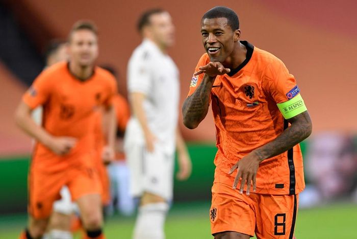 Wijnaldum nâng tỷ số lên 2-0 cho Hà Lan ở phút 13. Depay tiếp tục là người mở ra cơ hội với đường treo bóng vào vùng cấm đối phương. Steven Berghuis đánh đầu đưa bóng đến vị trí của cầu thủ số 8 để anh dứt điểm cận thành trong tư thế không bị ai theo kèm.