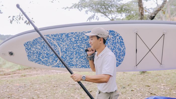 Một số người chọn ngồi uống trà ngắm cảnh, đọc sách... Mang theo SUP chèo trên hồ cũng là trải nghiệm thú vị. 
