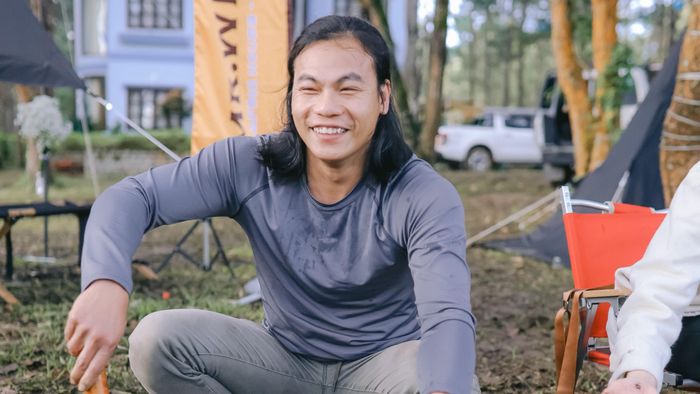  Tôi là Minh Tiền, một hướng dẫn viên du lịch tự do, chuyên tour camping, trekking. Cuối tuần, người anh quen biết tổ chức sân chơi camping mời tôi tham gia. Tôi chuẩn bị lều trại, thức ăn và lên xe đến hồ Tuyền Lâm (Đà Lạt, Lâm Đồng). 