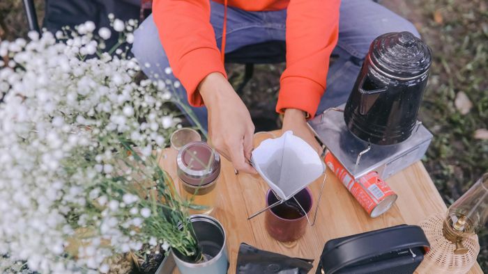 Buổi sáng, tôi dậy sớm để đón những ánh bình minh đầu tiên và tận hưởng màn sương lãng đãng trên mặt hồ. Bữa sáng hôm nay, chúng tôi có chuẩn bị sandwich trứng ốp la, uống trà hoa và cà phê xay nguyên chất. 