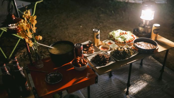 Đi loanh quanh trong khu vực camping, tôi có thể bắt gặp các bàn ăn trang trí đẹp mắt. Bữa ăn trong chuyến đi là "sân chơi" của các đầu bếp nghiệp dư nhưng tài giỏi. Với nguyên liệu bất kỳ và không mất nhiều thời gian, camper có thể biến tấu ra nhiều món ăn hấp dẫn. 
