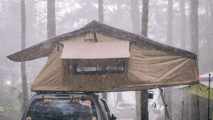  Dùng cơm trưa xong thì trời bắt đầu mưa. Khi tham gia camping, chúng tôi luôn phải chấp nhận việc thời tiết thay đổi thất thường, quan trọng là sự chuẩn bị chu đáo trước đó. Đồ cắm trại tốt là một lợi thế chiến thắng thời tiết. Đó là lý do nhiều anh em trong hội sẵn sàng chi trăm triệu để mang về trải nghiệm tốt nhất. 