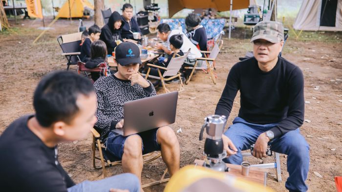  Sáng hôm sau, chúng tôi dậy sớm, dành thời gian uống cà phê, trò chuyện cùng nhau, sau đó chuyển đồ đạc lên xe và trở về nhà. 
