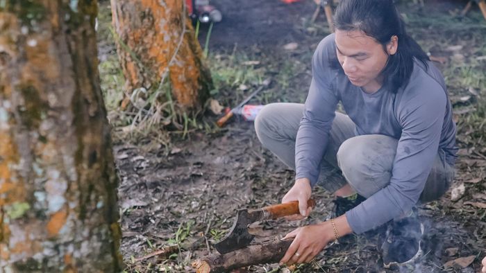 Đam mê hoạt động camping, tôi học được nhiều kỹ năng sinh tồn cơ bản. Ví dụ như việc nhóm lửa khi củi bị ẩm. Bạn chỉ cần chẻ củi nhỏ ra, phần lõi vẫn khô nên bắt lửa nhanh hơn. 