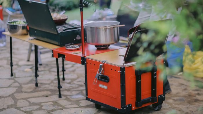  Dựng lều xong, tôi bày biện nấu ăn. Bàn đựng chén bát, bếp nấu đều được chứa trong chiếc hộp màu đỏ này. Camper (người cắm trại) thường chọn những vật dụng ít tốn diện tích nhưng đa năng để dễ dàng di chuyển. 