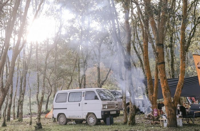  Tôi đi chiếc xe đến chỗ camping, cách trung tâm thành phố hơn 15 km. Chiếc xe đời cũ có ngoại hình khá dễ thương, ưu điểm là chứa nhiều đồ (đủ cho 15-20 người camping) song hơi yếu so với xe bán tải. 